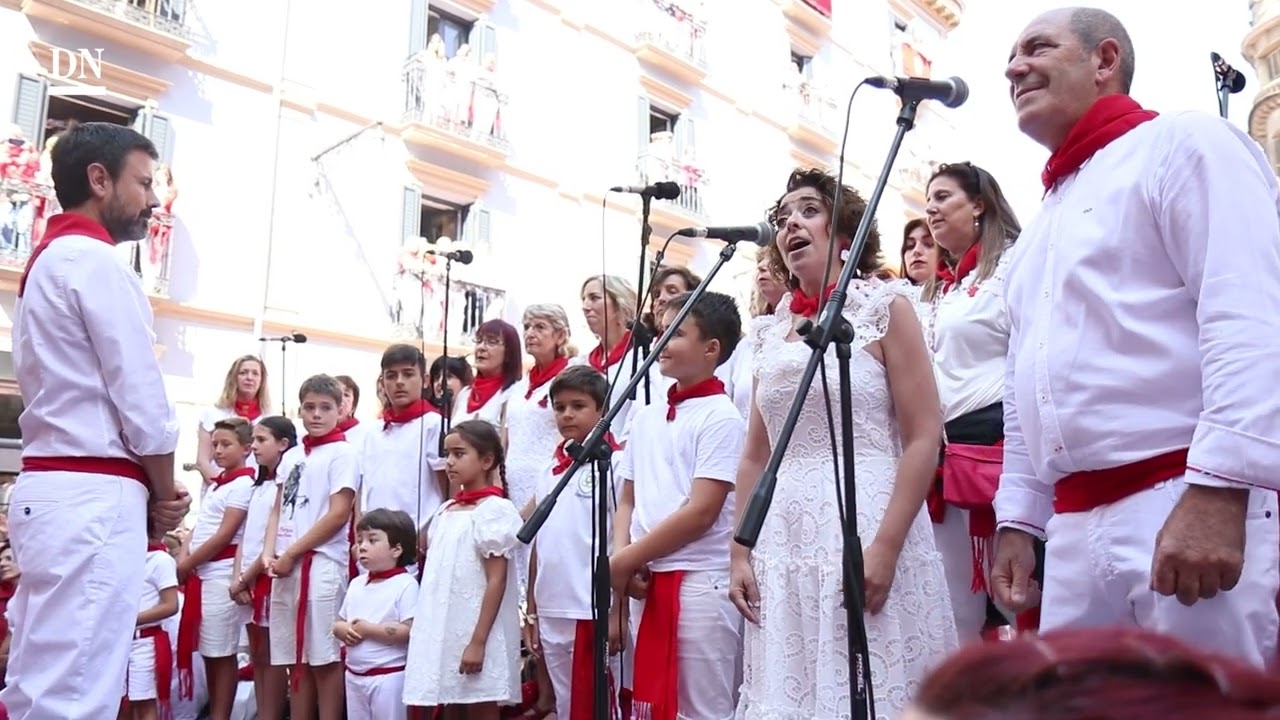 Vídeo: La coral Santiago canta a San Fermín en la plaza del Consejo