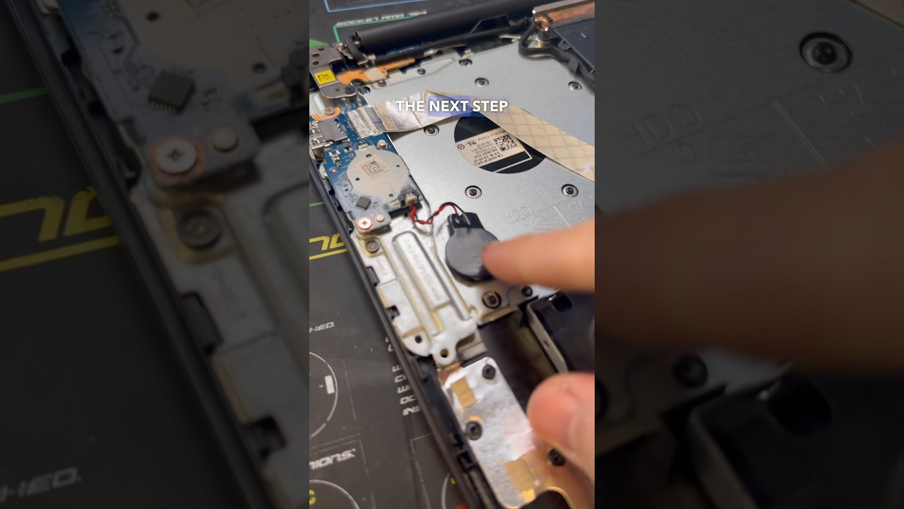 Laptop STUCK In Boot Loop! 🔁 Part 1/2 #shorts #pc #pcrepair #computerrepair #laptoprepair