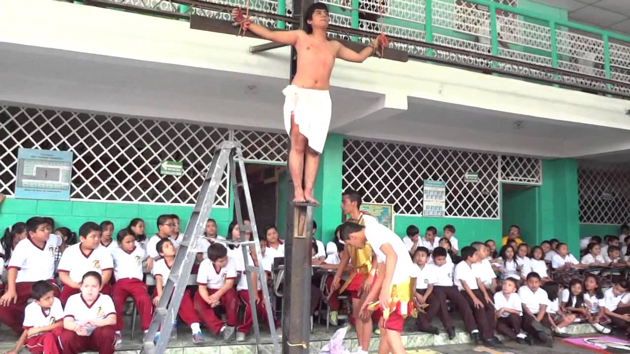 Viacrucis viviente por bachillerato (Colegio Sor Isabel Castillo)