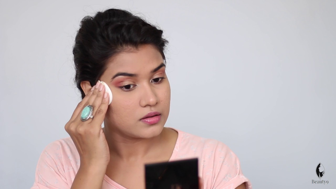 How to Apply Compact Powder on Face (Hindi)