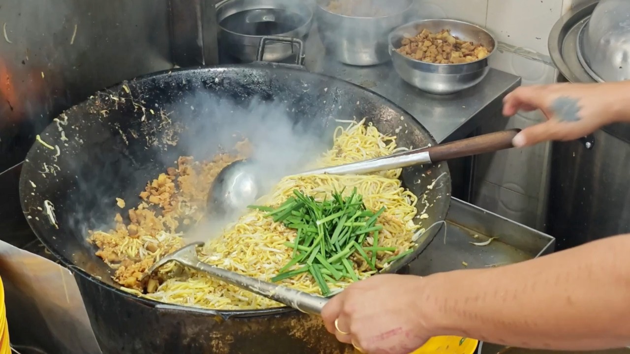 Making $20,000 a MONTH selling CHARCOAL FRIED Hokkien mee NOODLES