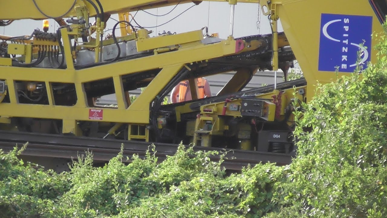 Spitzke Gleisumbauzug UM-P95 beim Gleis und Schwellen Wechsel zwischen Dortmund und Hamm