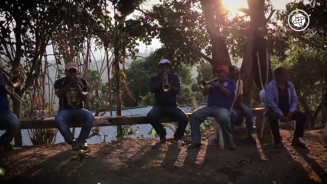 Chanaa le'ej / Mujer Triqui de Huipil Rojo - La Sagrada Banda Metates en Sexto Viernes Río Santiago