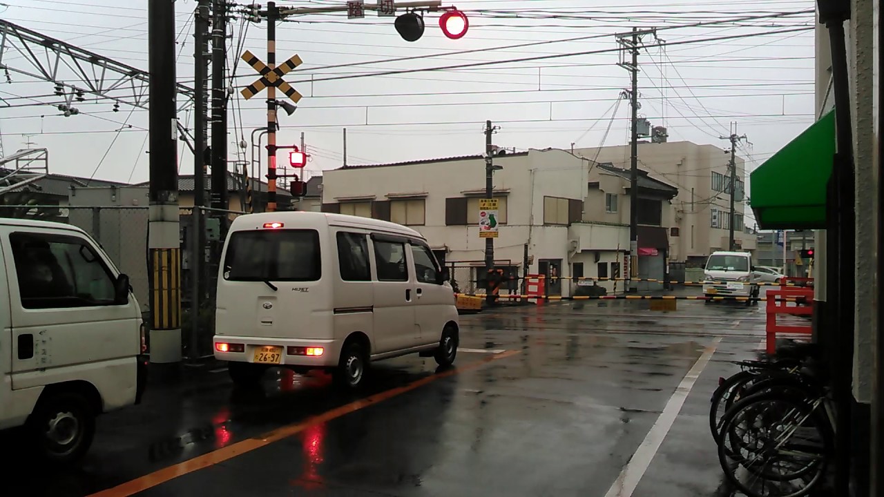 JR阪和線　和泉橋本北第一踏切を、上下線から関空・紀州路快速が通過