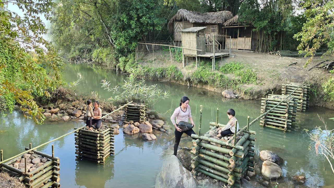 With effort and determination, Tiểu Anh and her son have completed the pillars of the bamboo bridge.