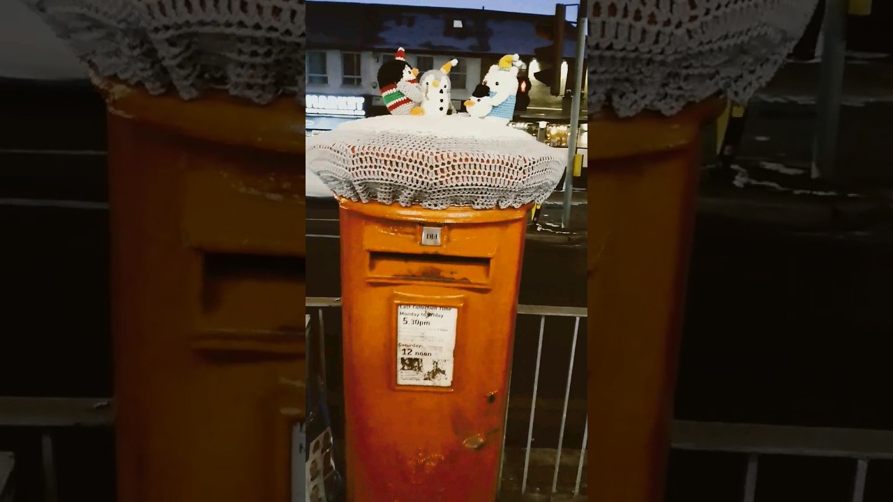 🇬🇧 London knitted winter theme decorated post / mail box 📮