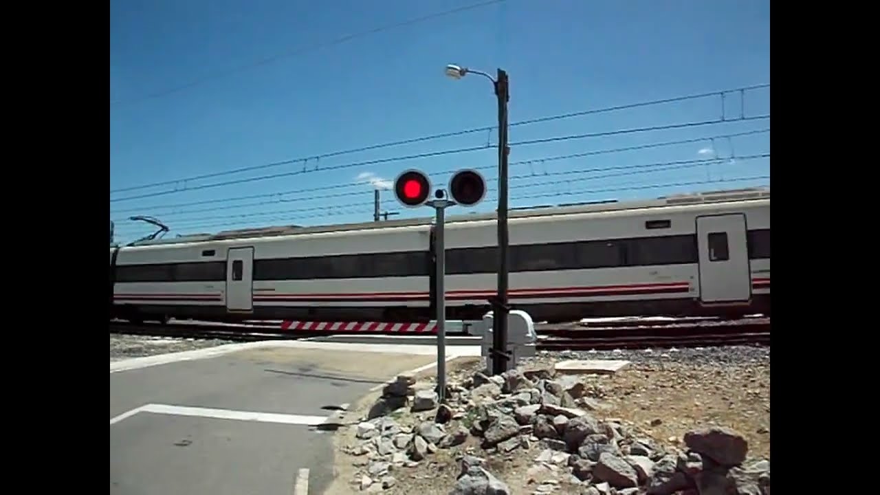 Paso de un tren MD, por el paso a nivel de Mingorría.