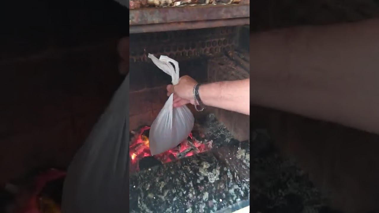como apagar a brasa da churrasqueira e reaproveitar seu carv&atilde;o.
