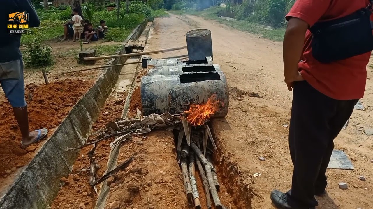 Burning Asphalt for making Lapisan Penetrasi Macadam (Lapen) Road Construction.