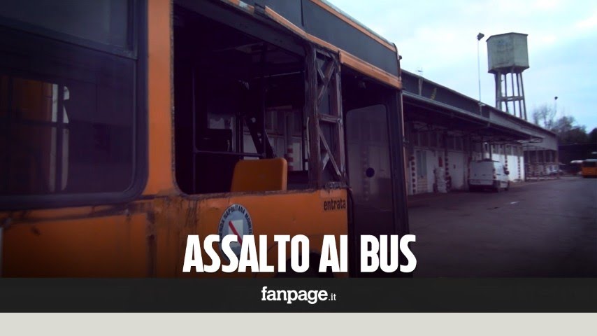 Lanci di sassi e colpi di pistola: viaggio sugli autobus di Napoli presi d'assalto dalle gang