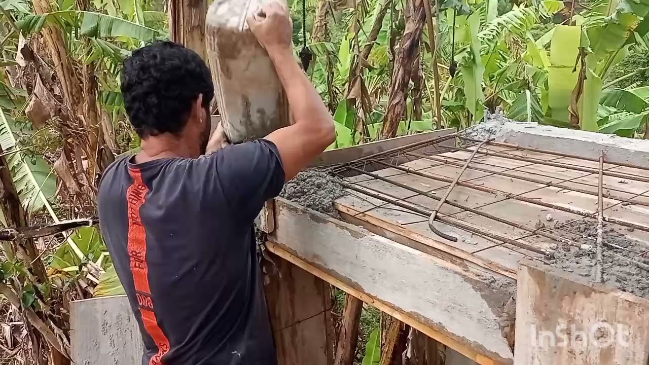 Concluímos os pilares da caixa d'água 😉. Hoje tivemos um reforço, seu Zé veio nos ajudar. 👏👏👏