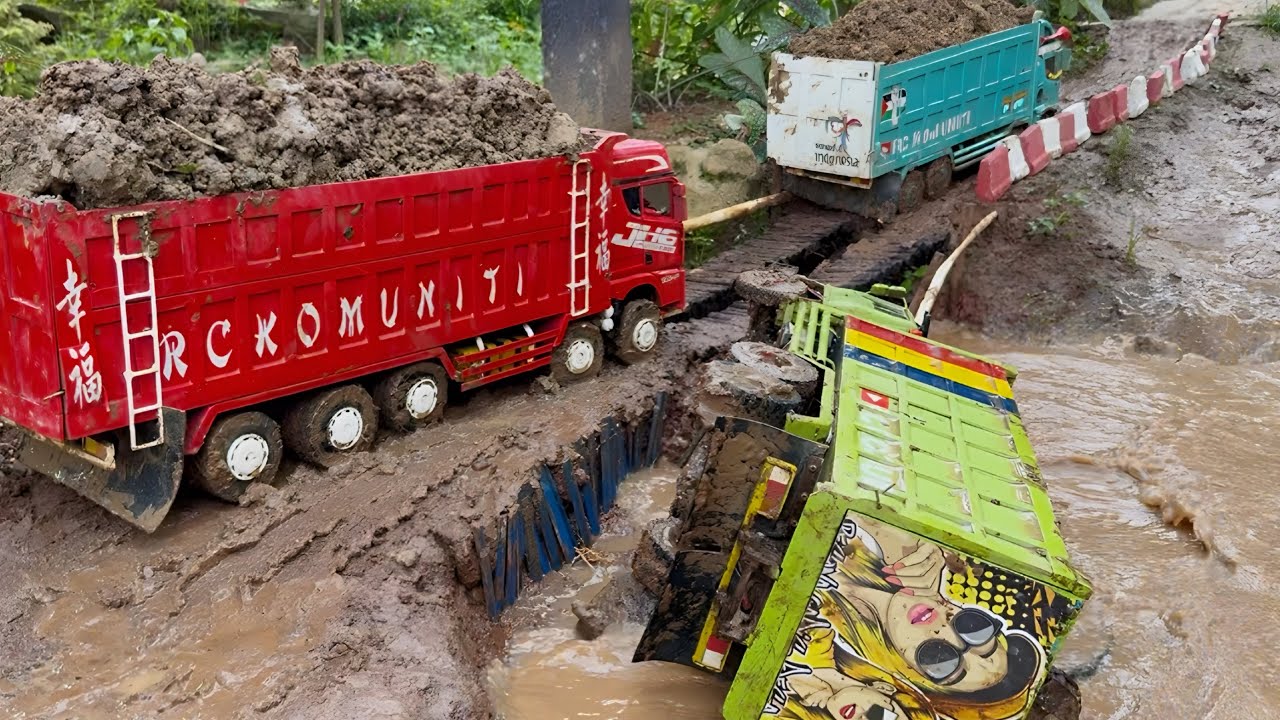 TERGELINCIR masuk sungai dam truk hino ranger jumbo muatan tanah timbun, dam truk faww hino 500