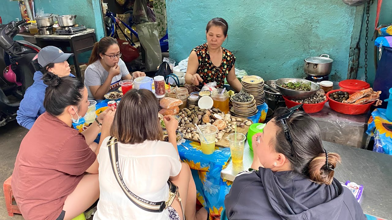 Vietnamese Street Food | Local Seafood at The Market Vietnam Saigon Quán ốc ngon | Tommy Saigon