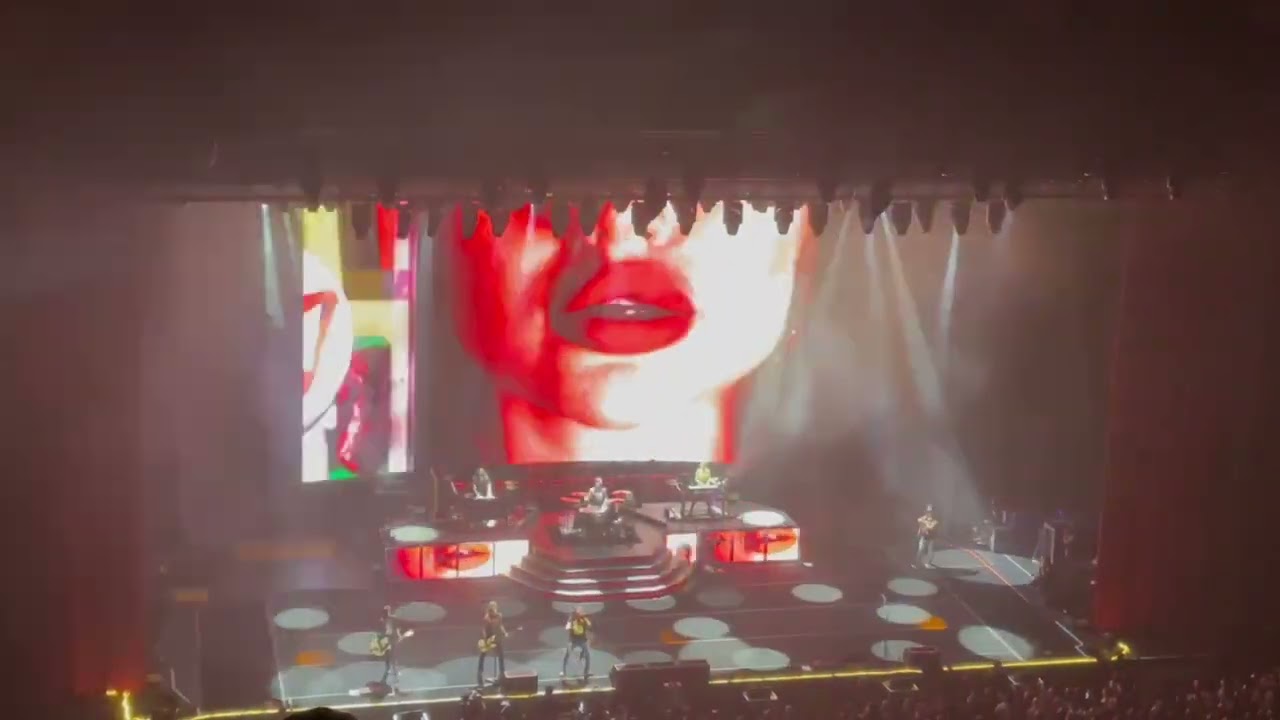 Guns n Roses, performs It's So Easy