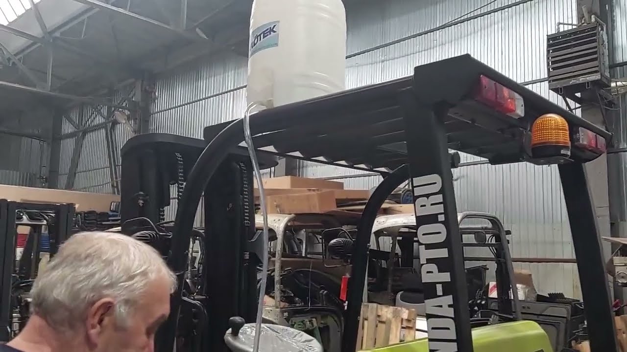 Как правильно заряжать и доливать воду в аккумулятор погрузчика CLARK GTX16