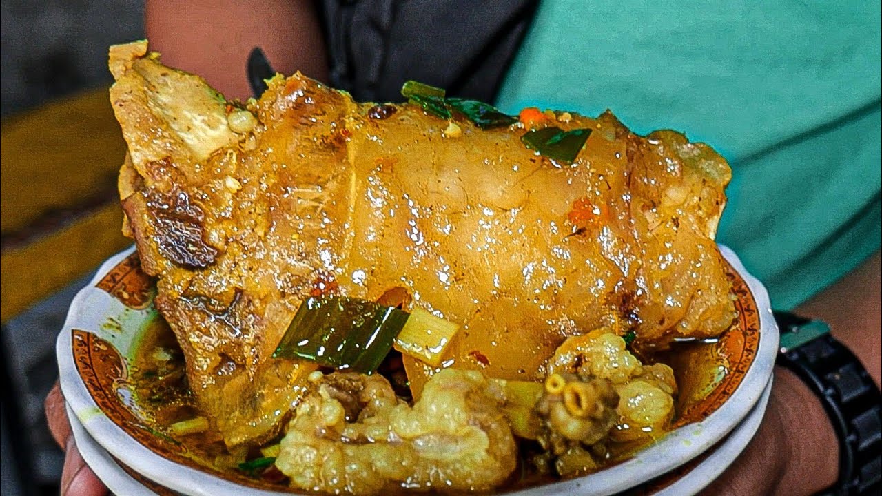 MANTAP!!! KIKIL JUMBO CUMA 35.000 JUALANNYA NGUMPET DI TENGAH KAMPUNG - Soto Kikil Lamongan