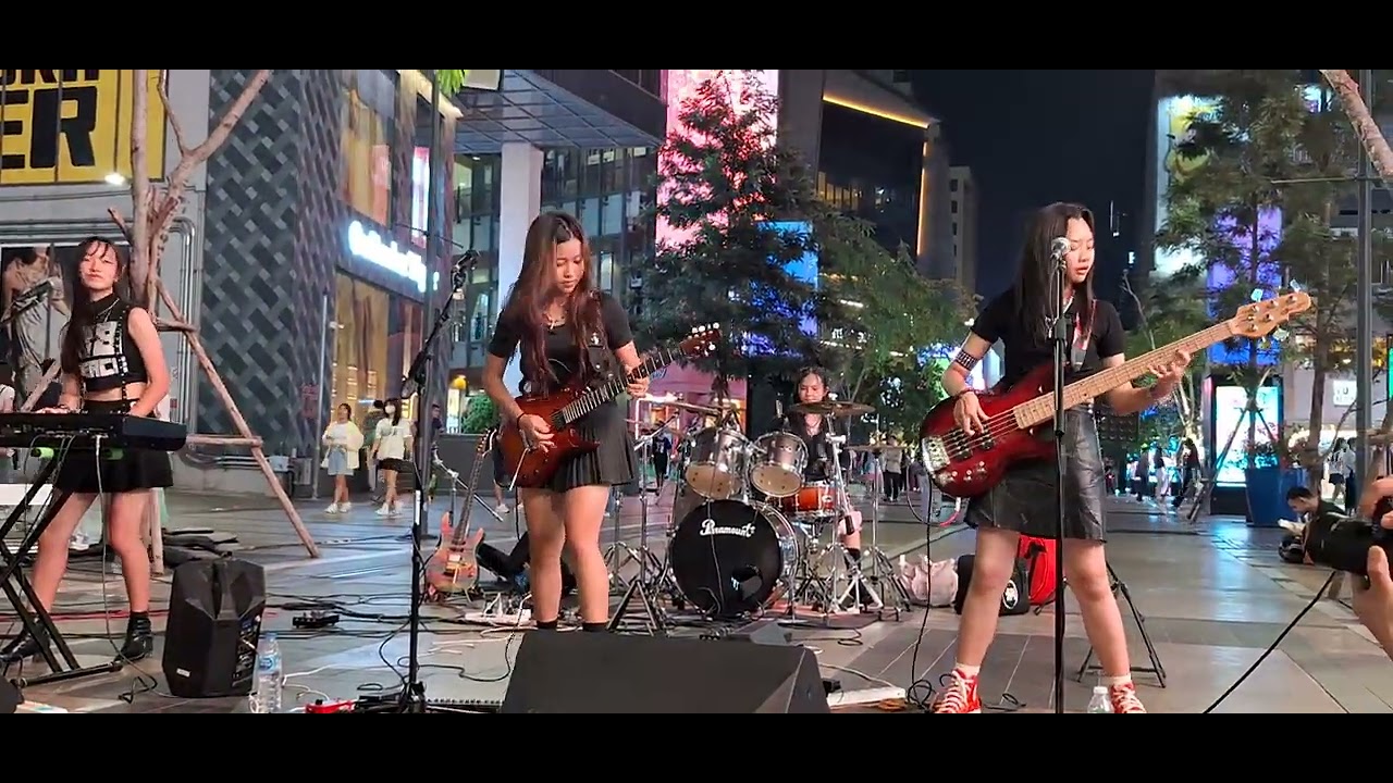 Smoke On The Water 4สาววัยทีนพันธุ์ร็อค #pettyrock Band  Siam Square Walking Street    Bangkok.