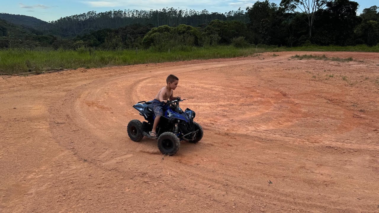 FIZ UMA PISTA NO TERRÃO PARA O NENEM ANDAR COM O MINI QUADRICICLO DELE. Thiago velho 