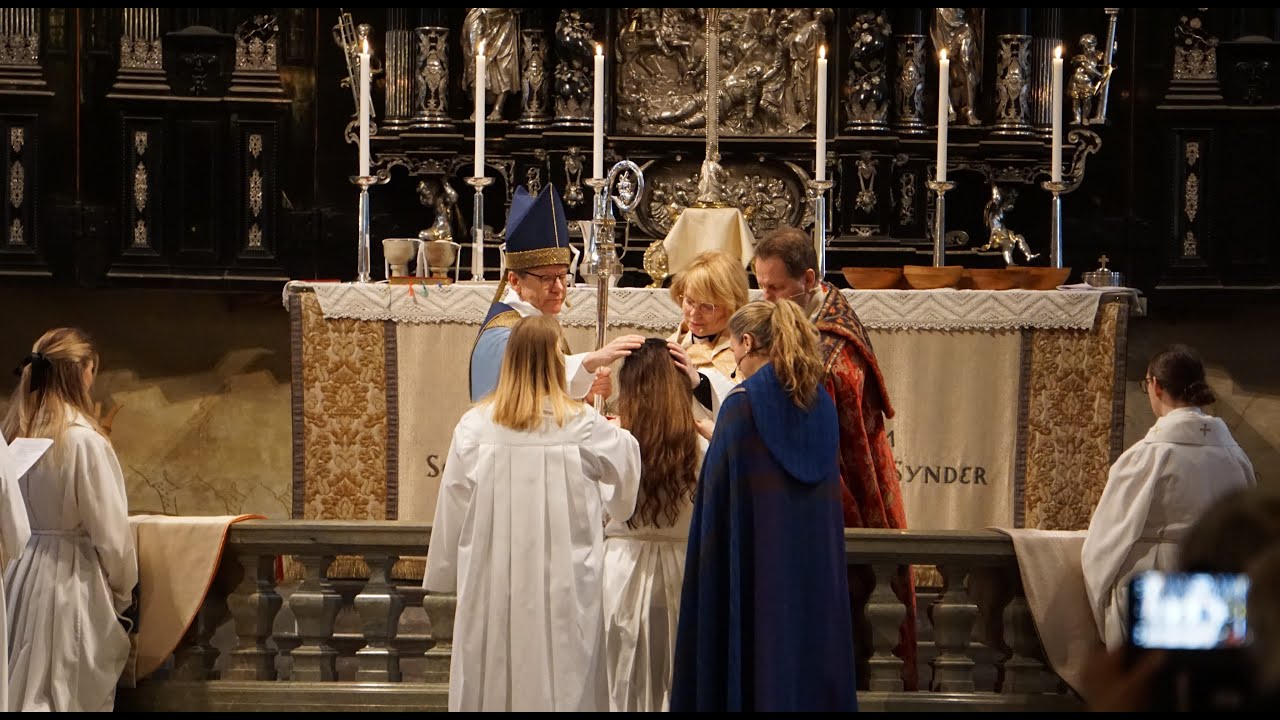 Gregoriansk körsång på latin - prästvigning i Storkyrkan