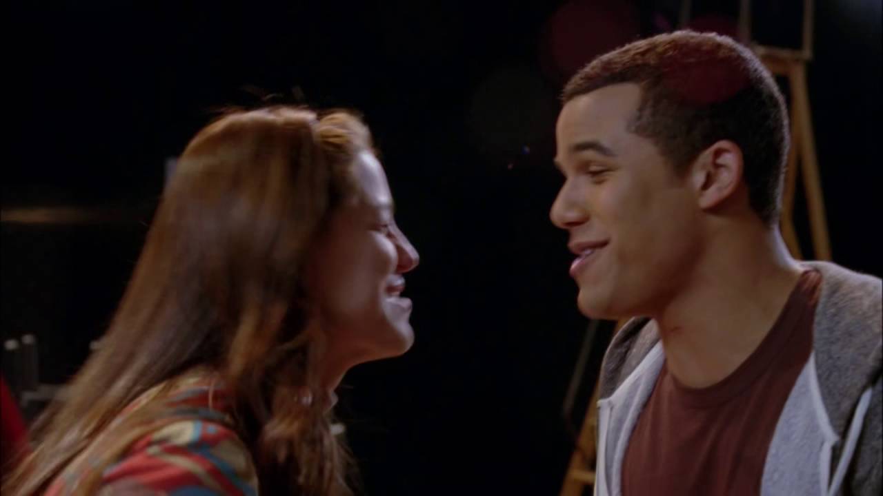 GLEE Full Performance of Closer