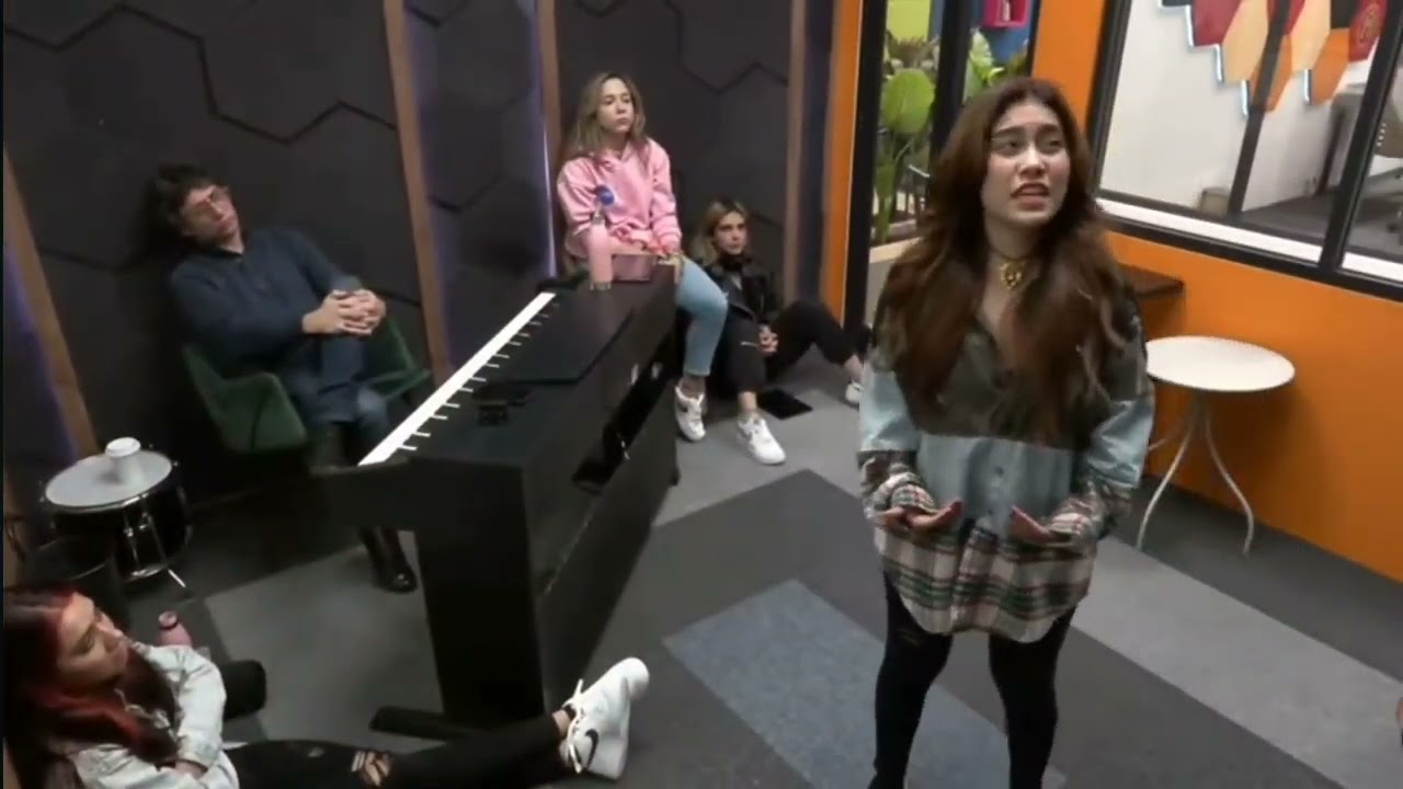 Isaveli ensayando 