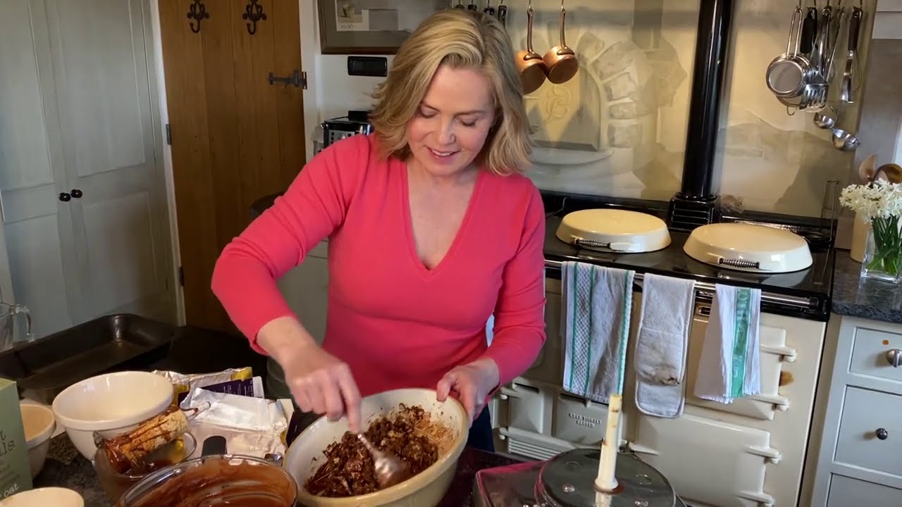 Dark chocolate rocky road recipe | Liz Earle Wellbeing