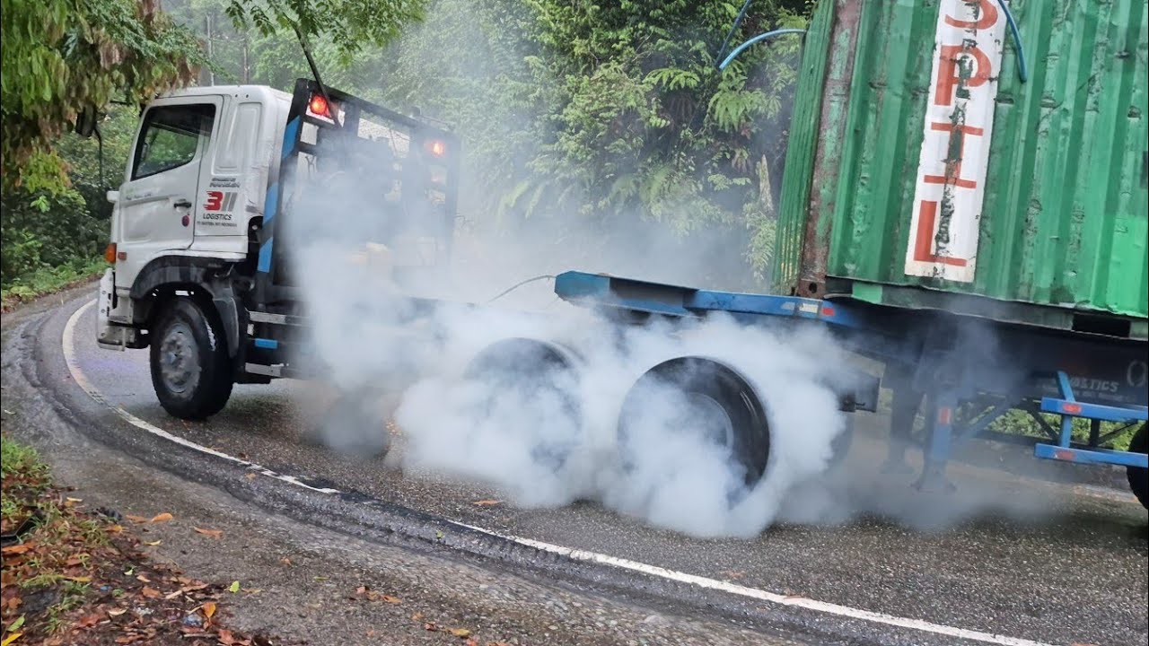 TRUK TRAILER BERMUATAN BERAT KEWALAHAN MELEWATI TIKUNGAN KEDABUHEN