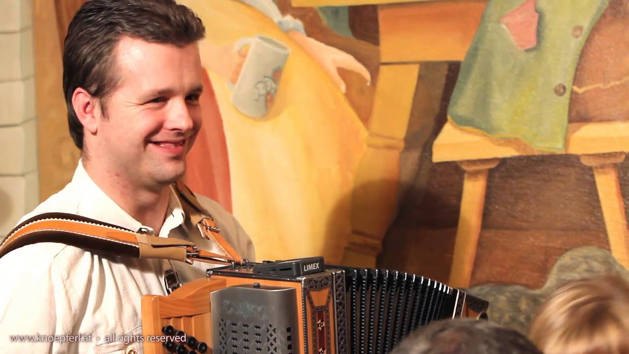 Loui Herinx spielt auf der Steirischen Harmonika 