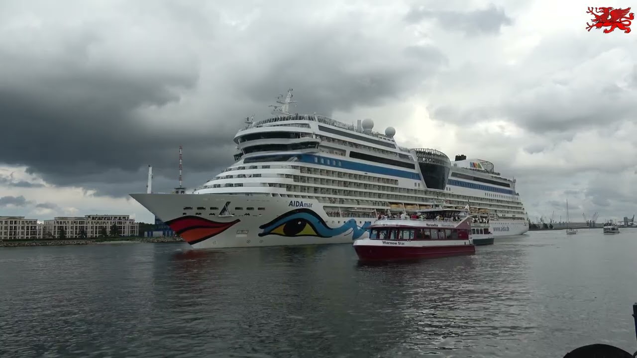 31.07.2025 Warnemünde: Das Kreuzfahrtschiff AIDAmar beim Auslaufen am Molenfeuer um 17 Uhr.