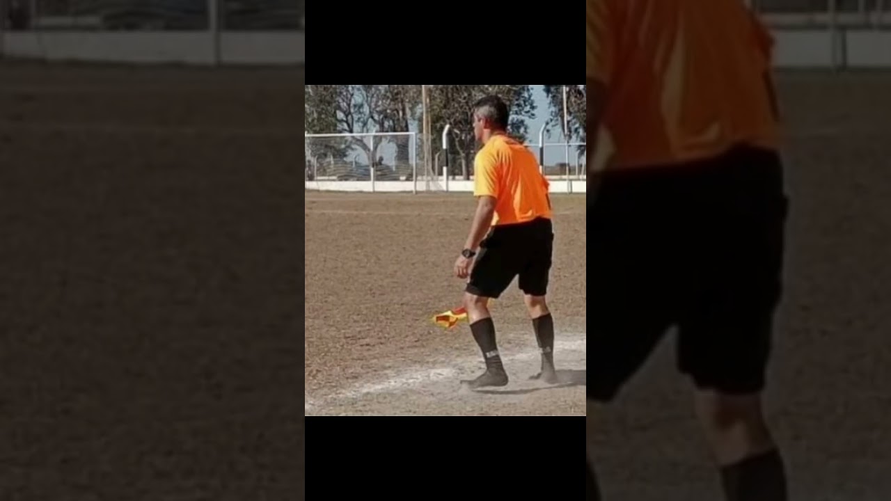 ÁRBITRO HACE ALGO HUMILDE  