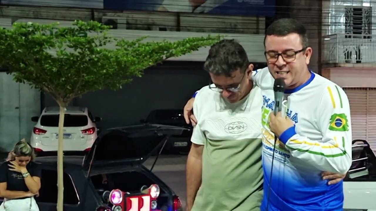 Paulo Barroso faça oração na praça dos três climas 
