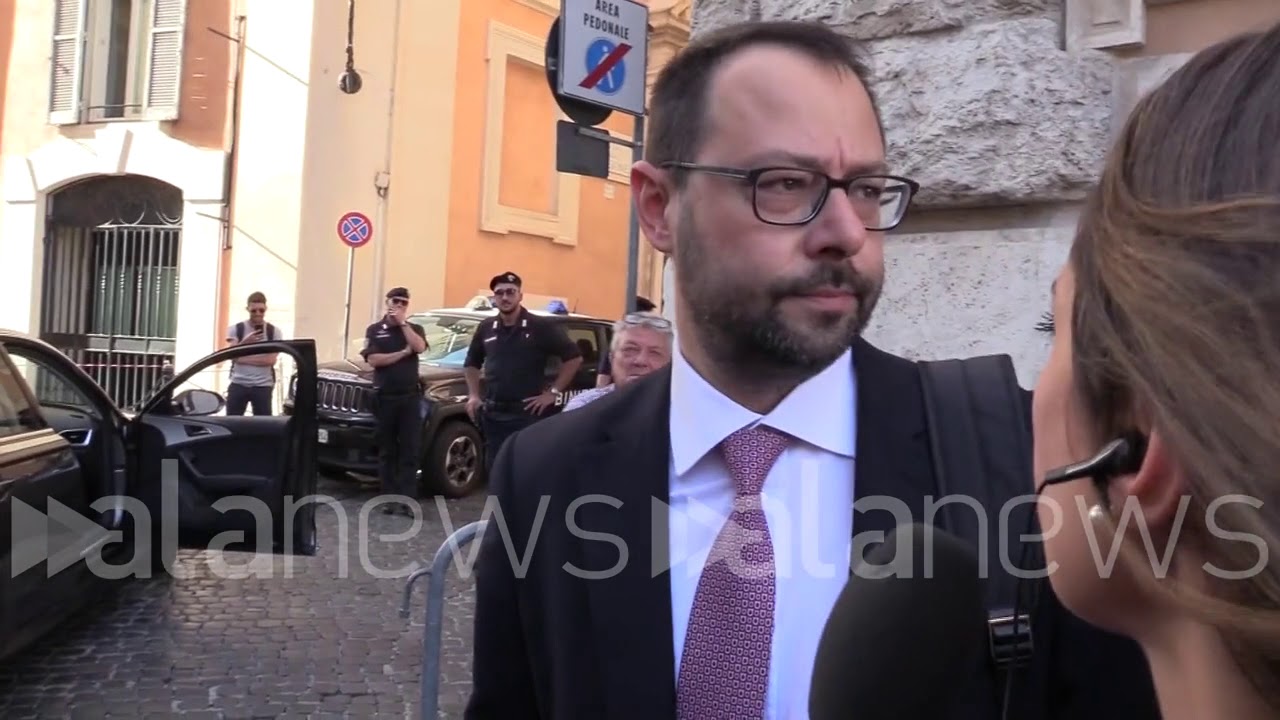 Conte bis, Patuanelli contestato in Piazza: 