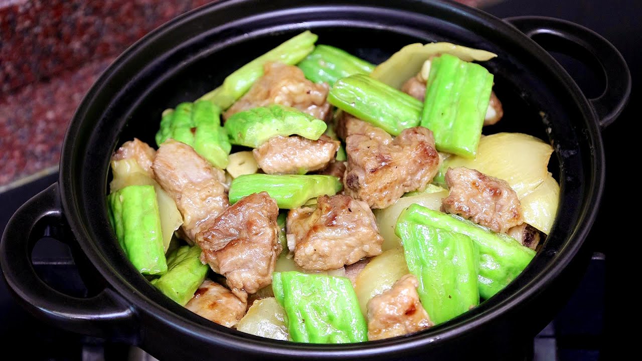 苦瓜排骨煲越焖越香，出锅香味扑鼻，超下饭的客家菜