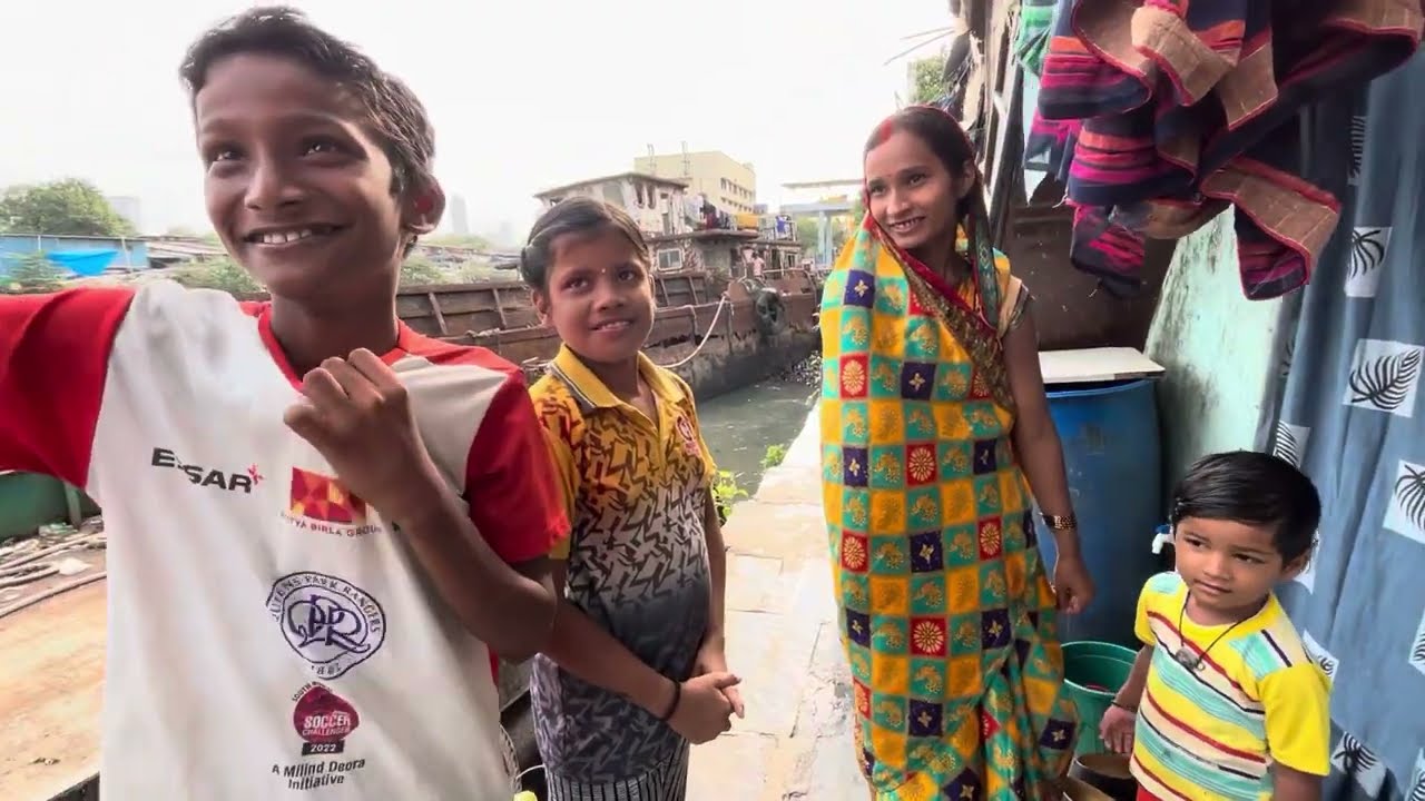 Dangerous life in the mud at Mumbai Darukhana||Mumbai Slum Area||Mumbai vlog||Slum Life