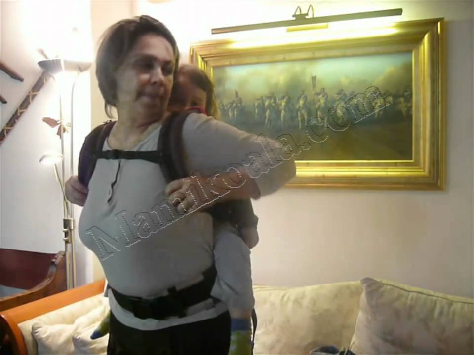 Mochila Manduca a la espalda, nena de 3 años