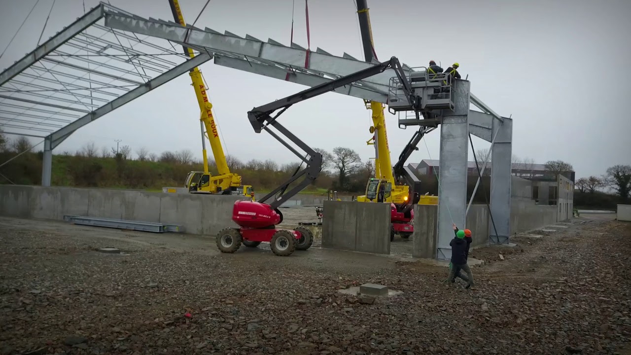 Montage de charpente métallique à Plouisy par Le Péron Constructions