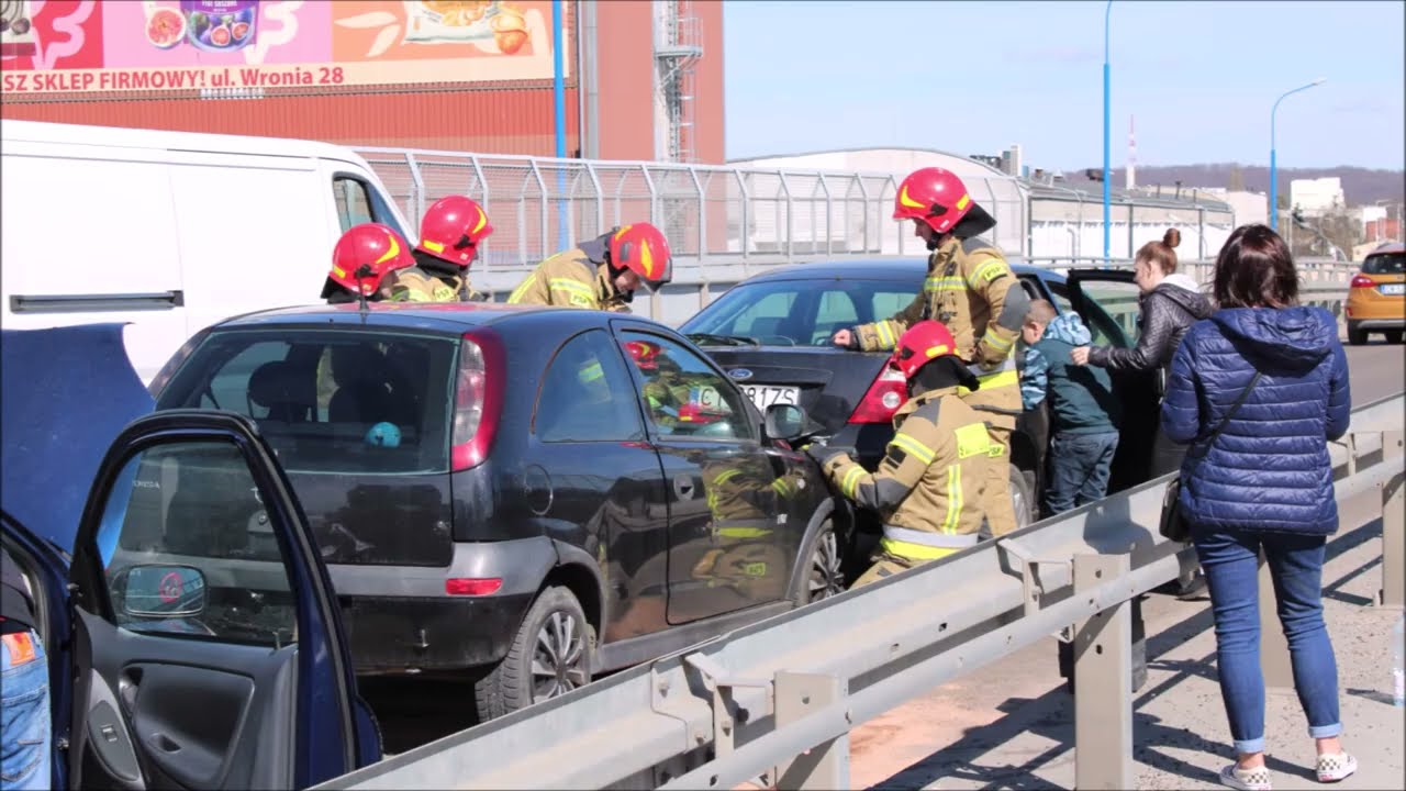 Zderzenie 4 aut osobowych na ul: Wroniej 🚒362[C]35, 🚒362[C]22, 🚒362[C]90🚓Policja CC 491 🚑ZRM C01 112