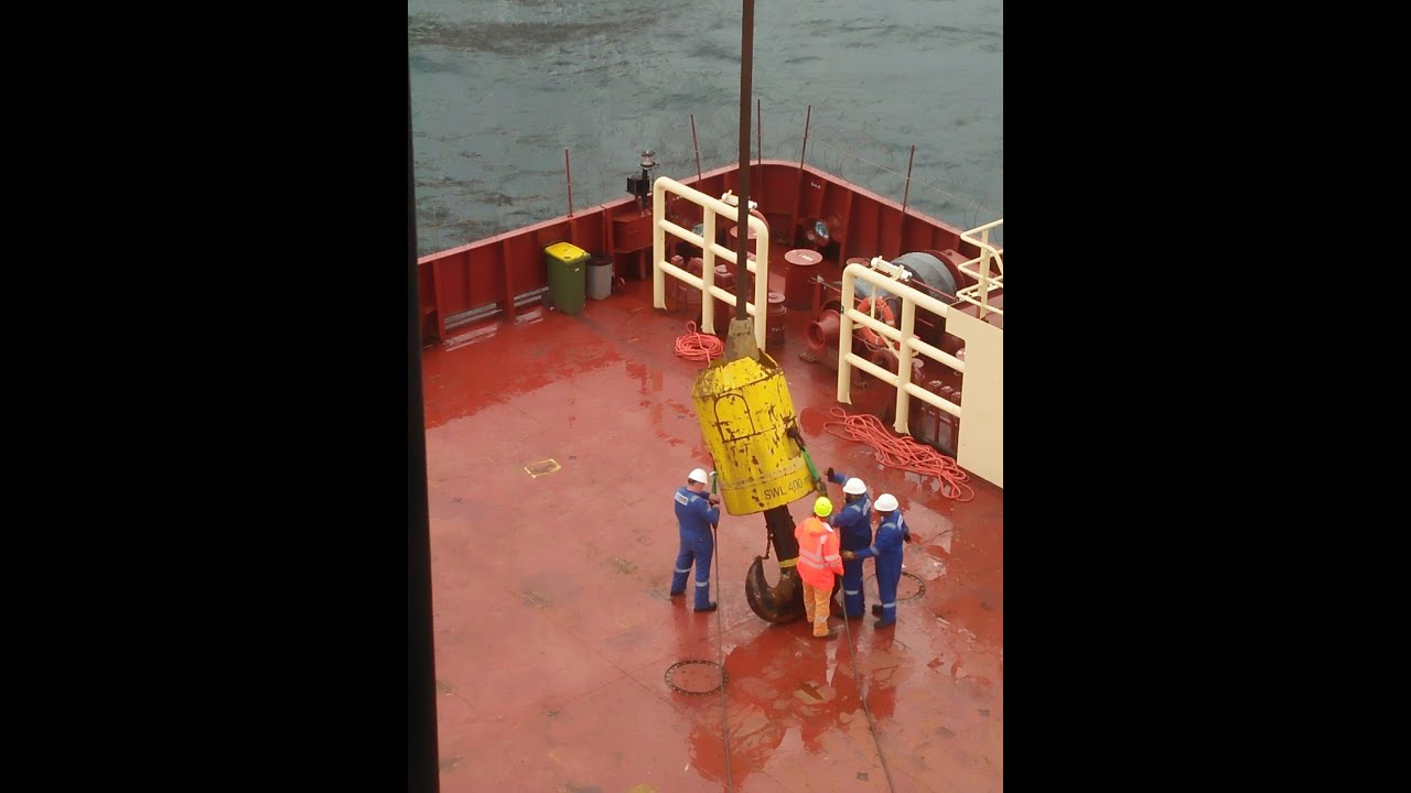Catching the Swing 😱 #offshore #offshorevessel #crane operator