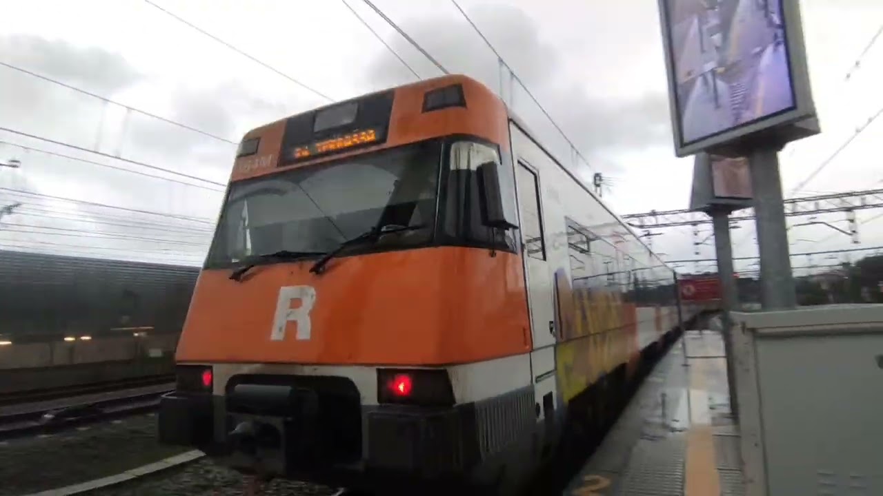 Trenes de Renfe/ FGC entrando/ Saliendo por la estación de Martorell Central 