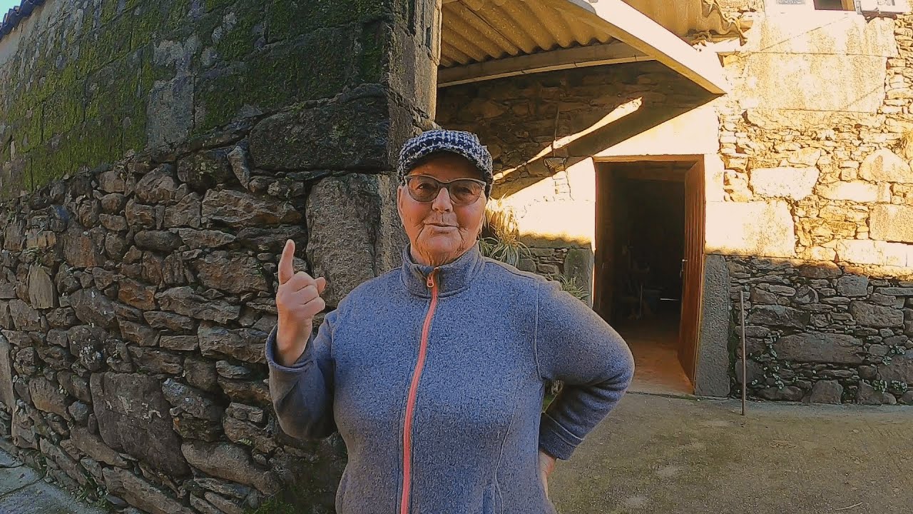 Gloria VIVE PRÁCTICAMENTE SOLA en esta aldea. Y aquí recuperaron la casa abandonada de su abuela.