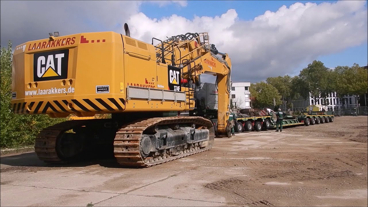 Bagger CAT 374 auf Tieflader mit Scania R580 Schwertransport