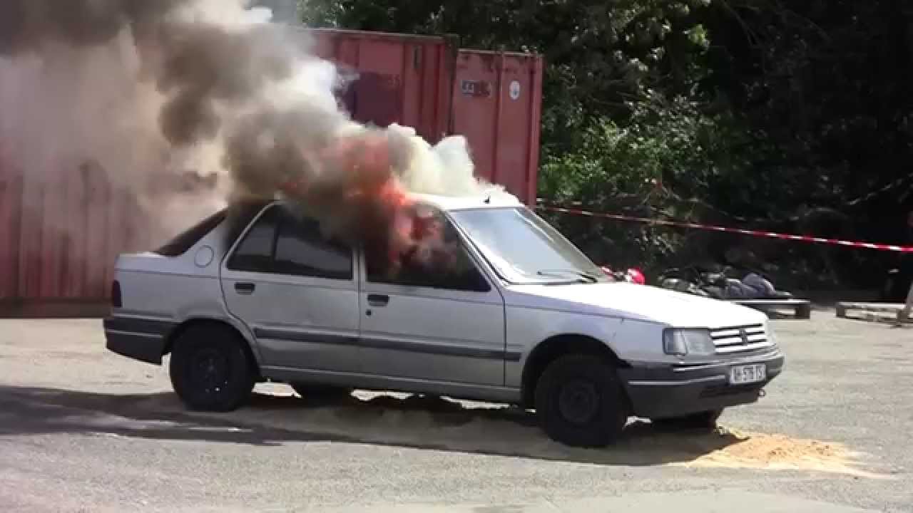 Démonstration d'une manœuvre d'un feu de voiture