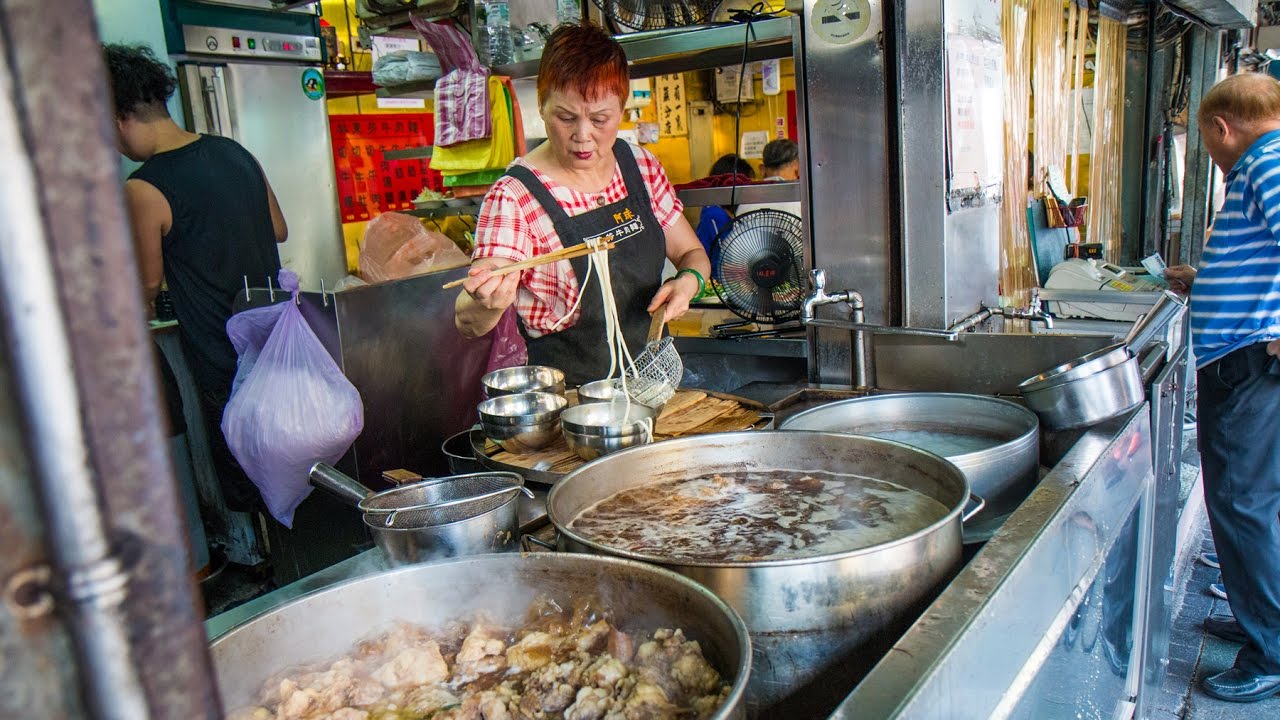 Taiwanese Beef Noodles at Lin Dong Fang (林東芳牛肉麵) - BEST Taiwan Beef Noodles in Taipei!