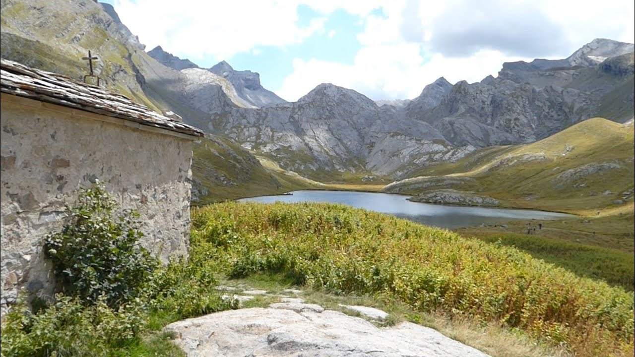 Lacs du Lauzanier et derriere la croix 23 08 22