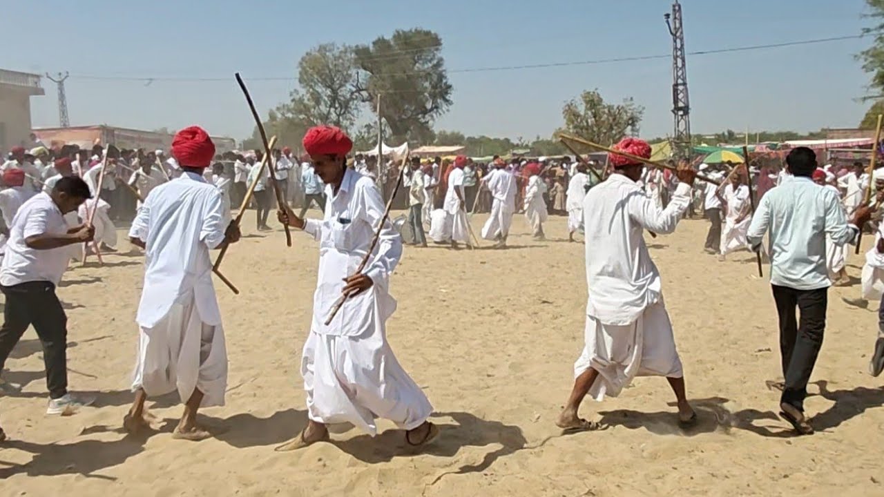 आस्था का प्रतीक शीतला माता मंदिर पर गैर नृत्य !! डंडों के तालमेल के साथ एक अनोखा नृत्य 
