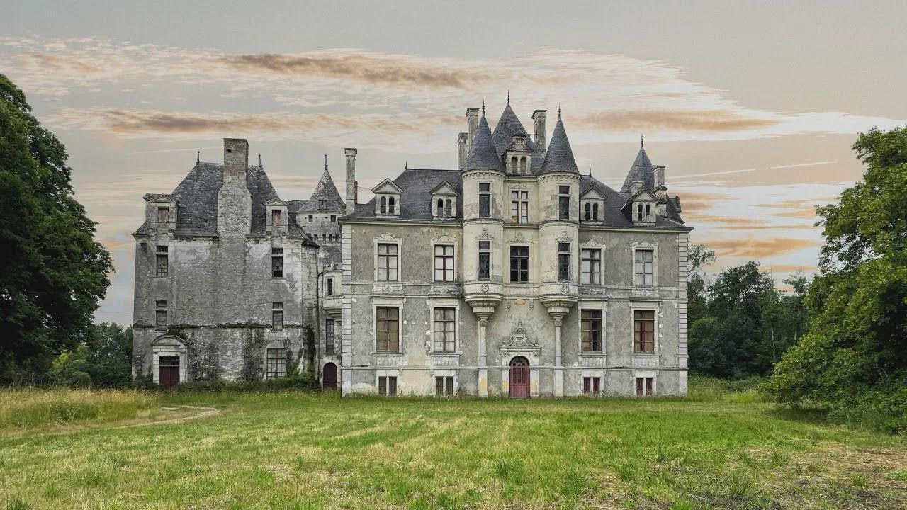 Castel de poveste din secolul XVII, abandonat – totul a rămas neatins!