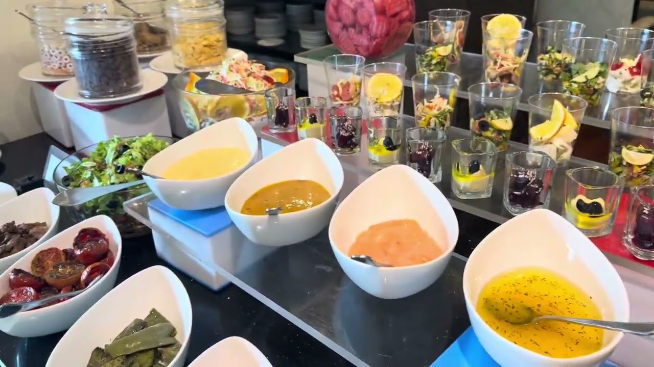 Can you count number of dishes in this Brunch and guess hotel name??😂🤗