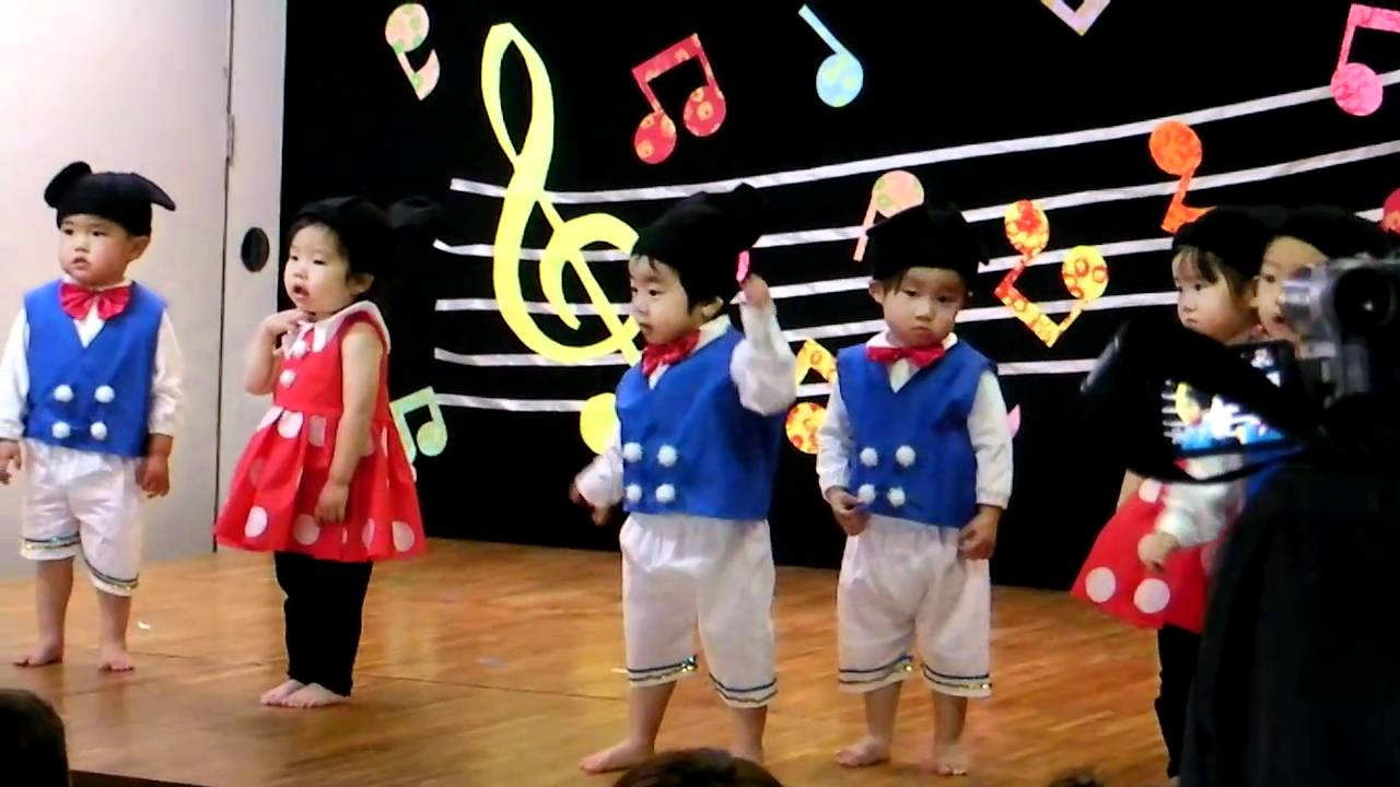 ミッキーマウスマーチを踊る