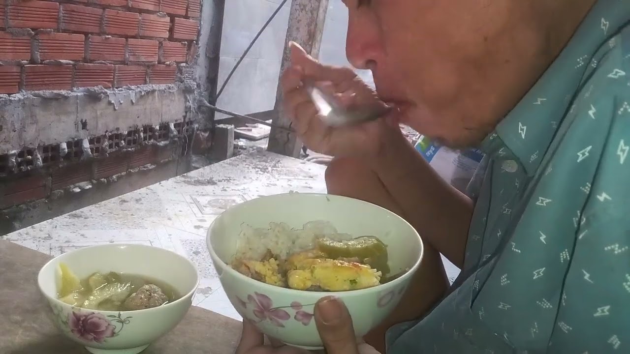 Bữa cơm đơn giản trứng chiên chén canh khổ qua chia sẻ gạch ván tường 