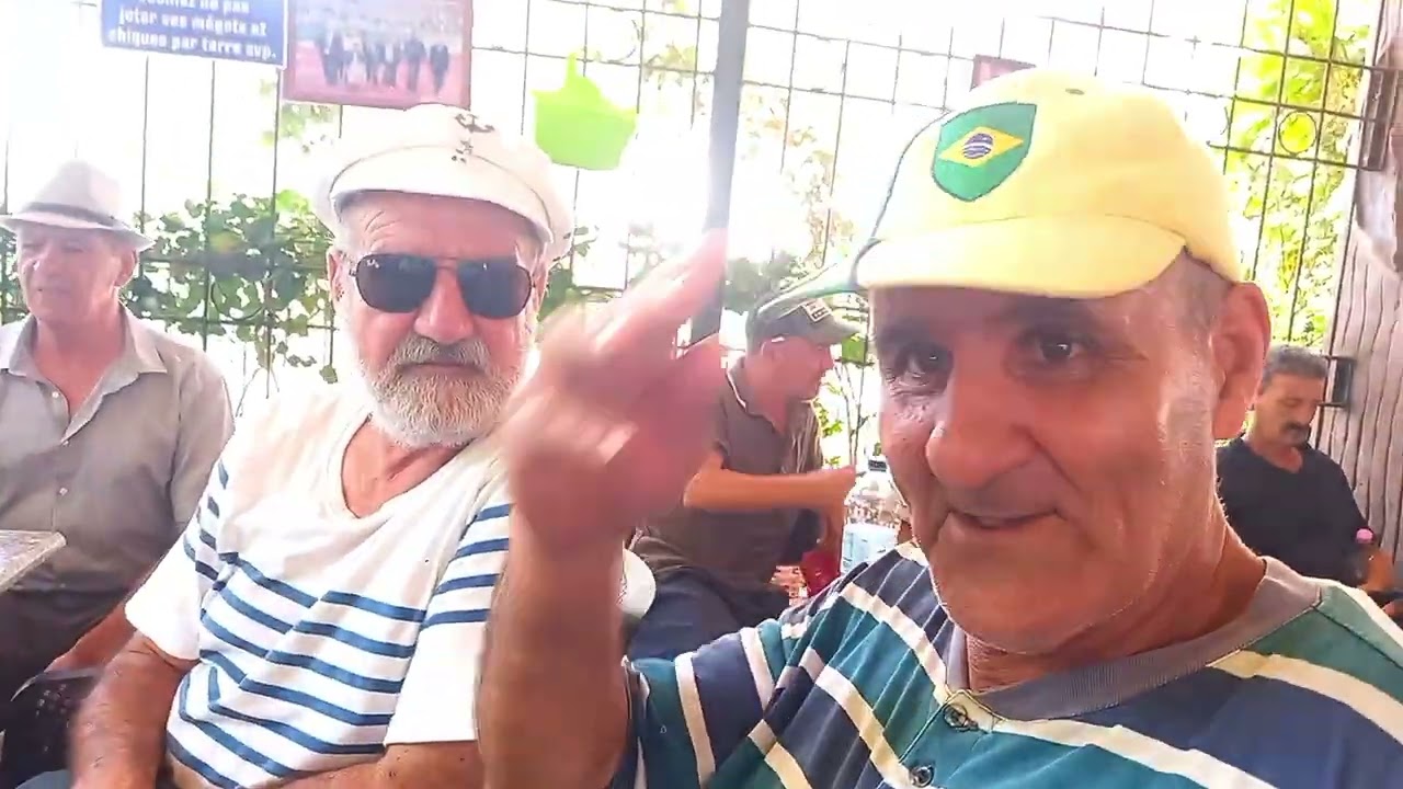 Une belle ambiance entre amis,a la cafétéria el Qods....que cela dure le plutôt possible.